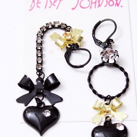 🎉🎊 🎉HOST PICK🎉🎊🎉Betsey Johnson dangle heart earrings 🖤 - Picture 1 of 5